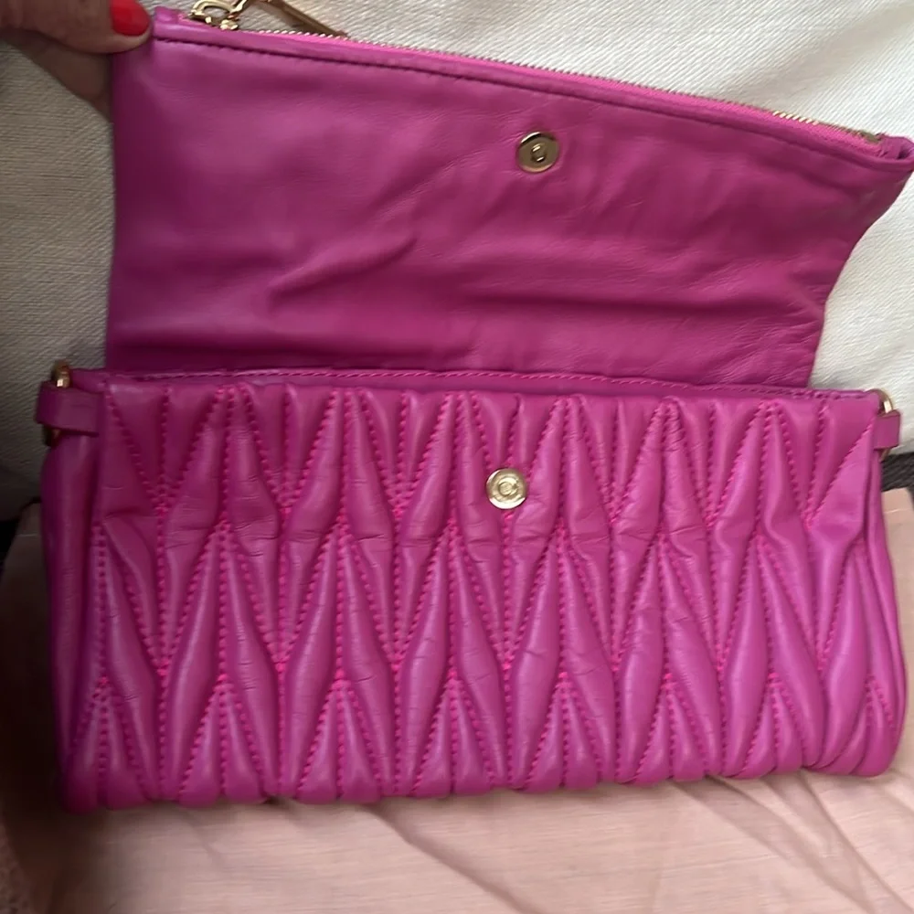 Miu Miu Pink Leather clutch bag with snap closure, zipped deep flap pocket. - Picture 4 of 14